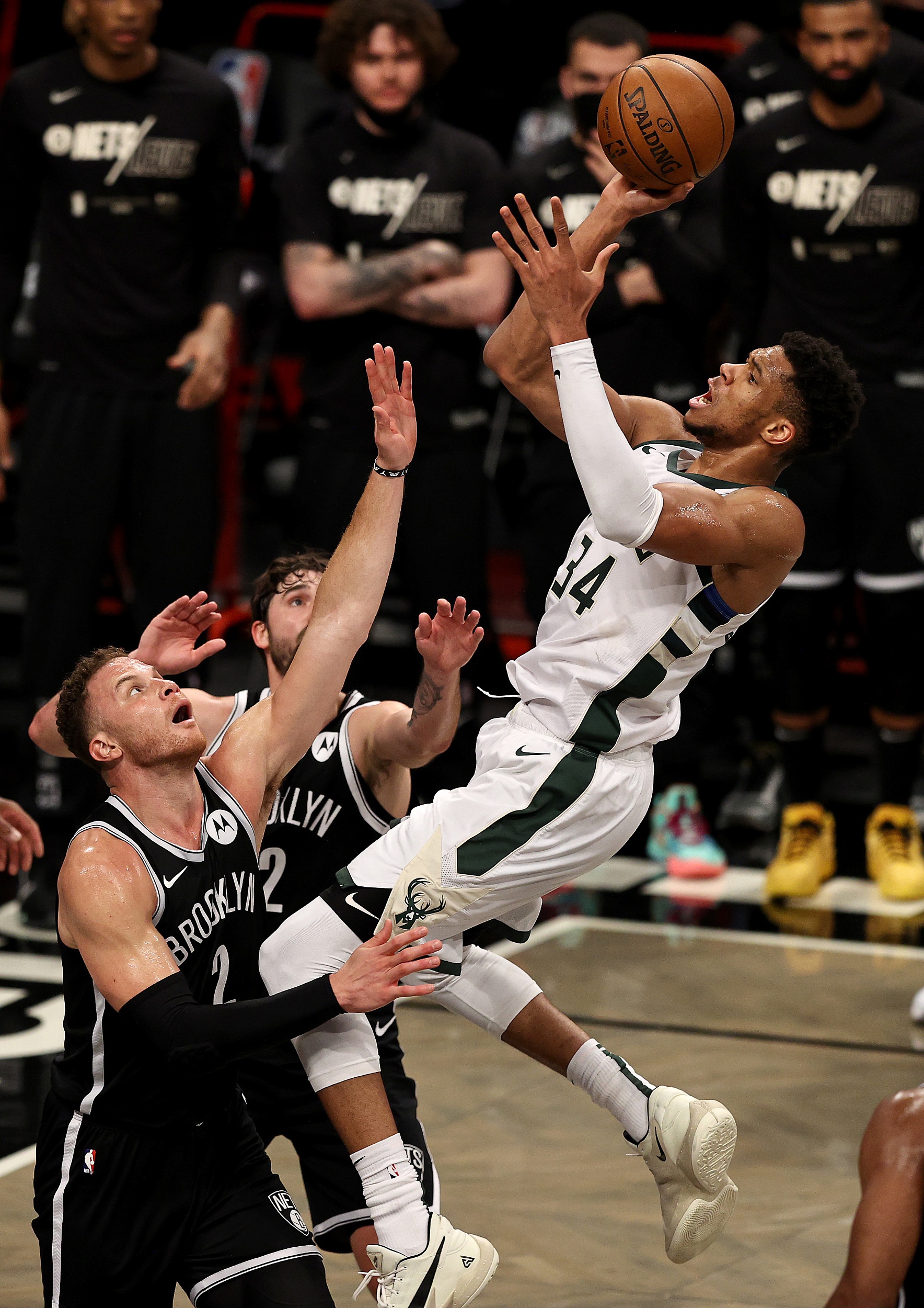 篮球球员突破自我，表现堪称完美