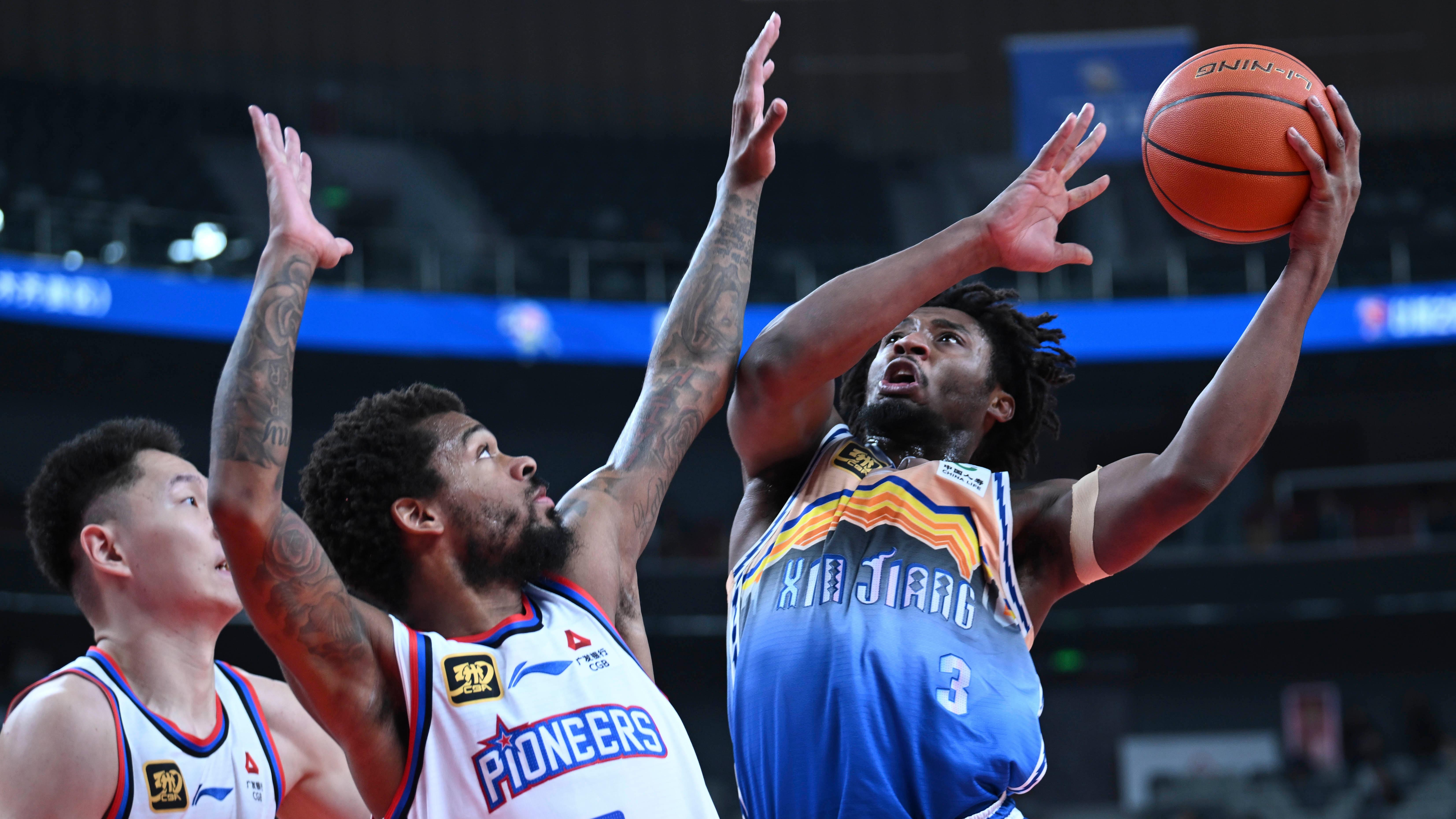 新疆队横扫福建队,克莱点燃赛场的简单介绍 新疆队横扫福建队,克莱点燃赛场的简单介绍