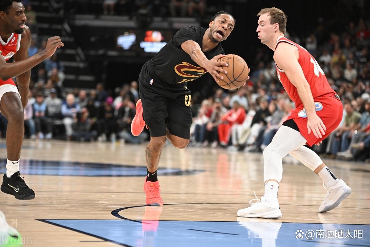 骑士主场击溃勇士,全队神勇发挥 骑士主场击溃勇士,全队神勇发挥