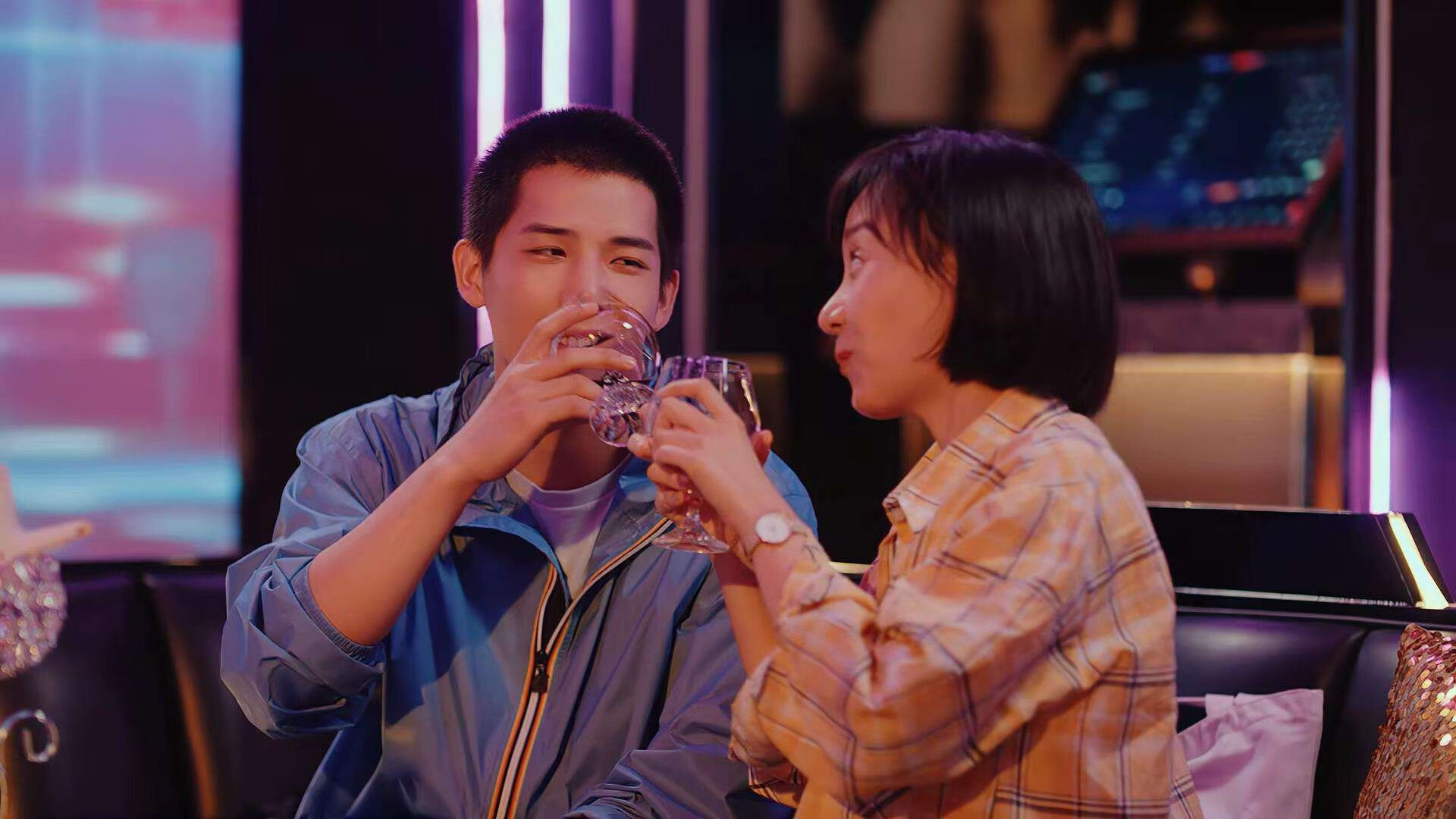 狂牛踏碎王权,哈利伯顿0.9秒的无声怒吼